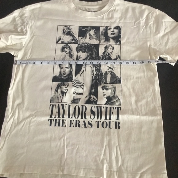 Taylor Swift The Eras Tour Cream Tee Size M - Picture 3 of 6